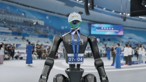 鹿明机器人“银牌舞蹈队”助阵冰雪世界开幕仪式，加速文娱场景规模化商业落地(图2)